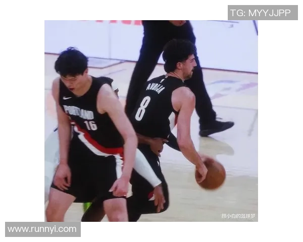 篮网成功挑战裁判判罚 扎威掩护犯规倒地遭对手推搡